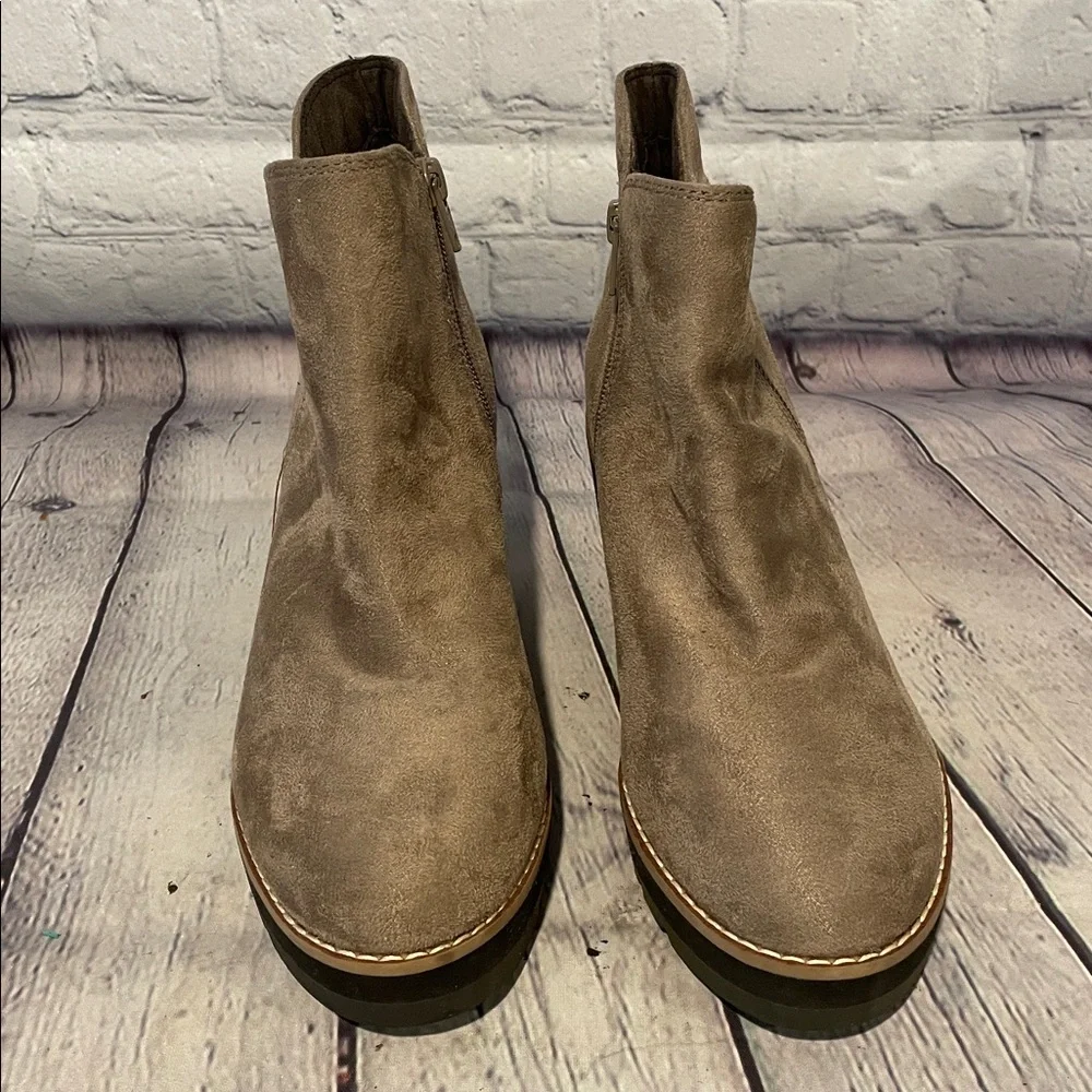 Easy Spirit Taupe and Black Wedge Boots NWOB Sz 6.5